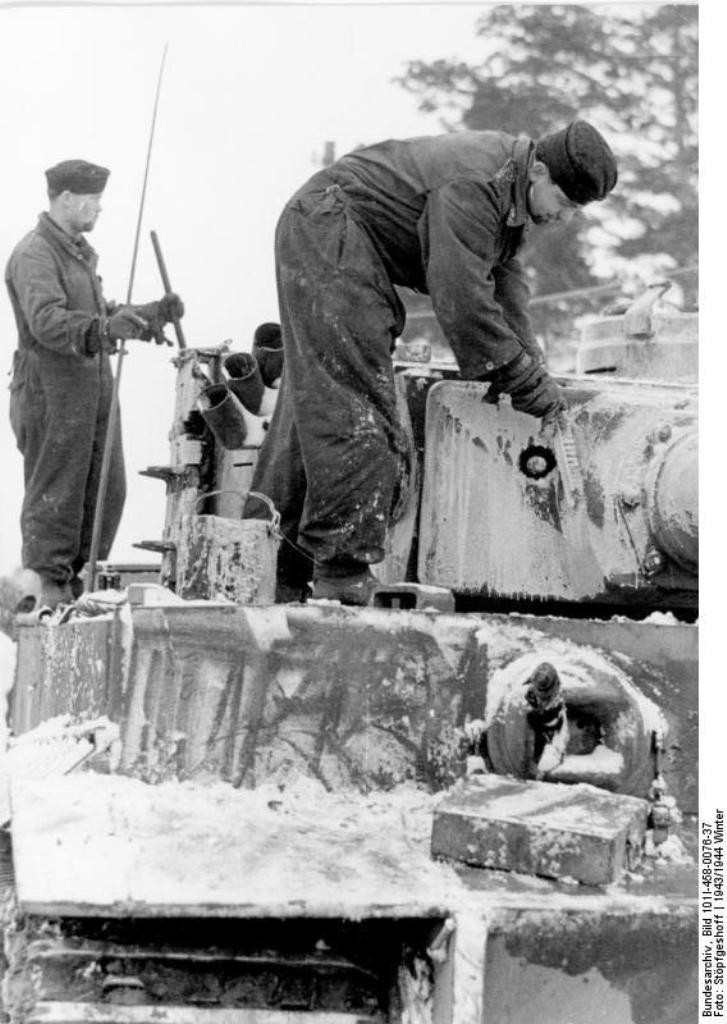 Bundesarchiv_Bild_101I-458-0076-37,_Russland,_Tarnanstrich_für_Panzer_VI_(Tiger_I).jpg