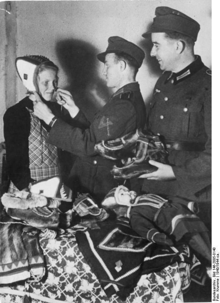 Bundesarchiv_Bild_146-2005-0140,_Norwegen,_deutsche_Soldaten_beim_Einkauf.jpg