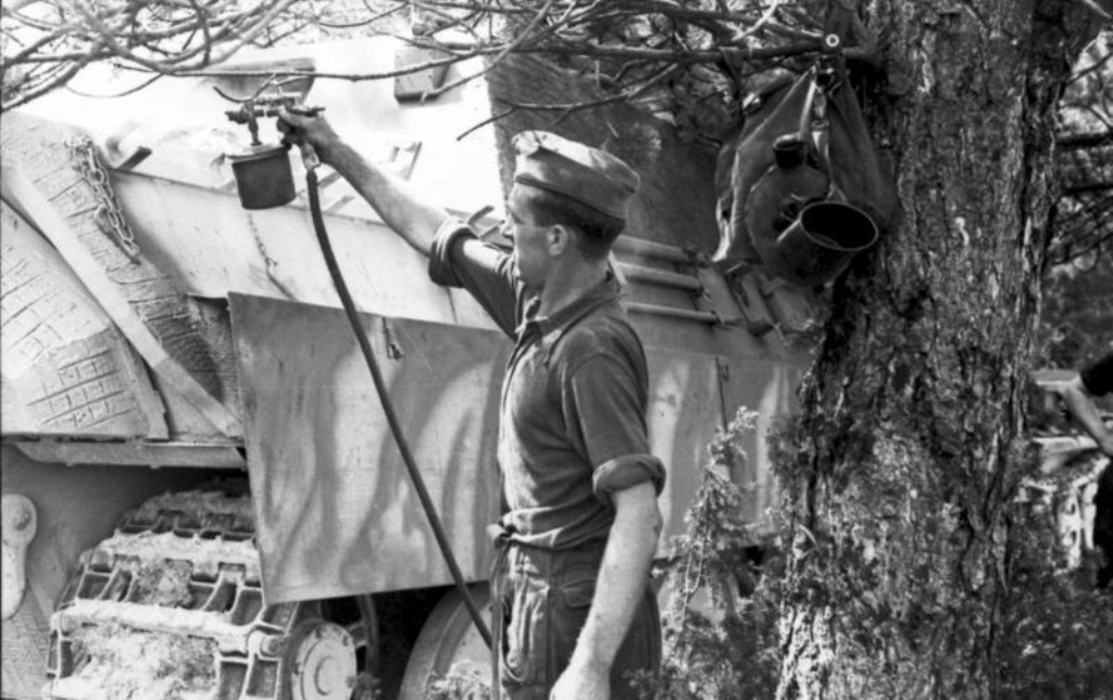 Bundesarchiv_Bild_101I-721-0397-19,_Frankreich,_Jagdspanther_erhält_neue_Farbe.jpg