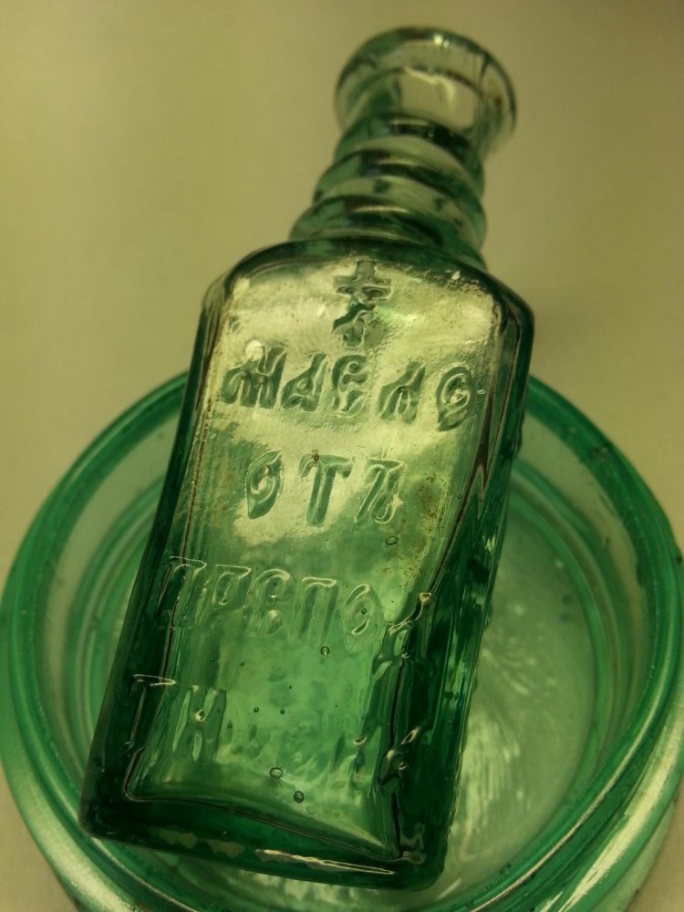 Пузырьки в бутылке. Довоенные стеклянные бутылочки и пузырьки. Крем для рук в стеклянной бутылке. Съемка предметов пузырьки на бутылке.