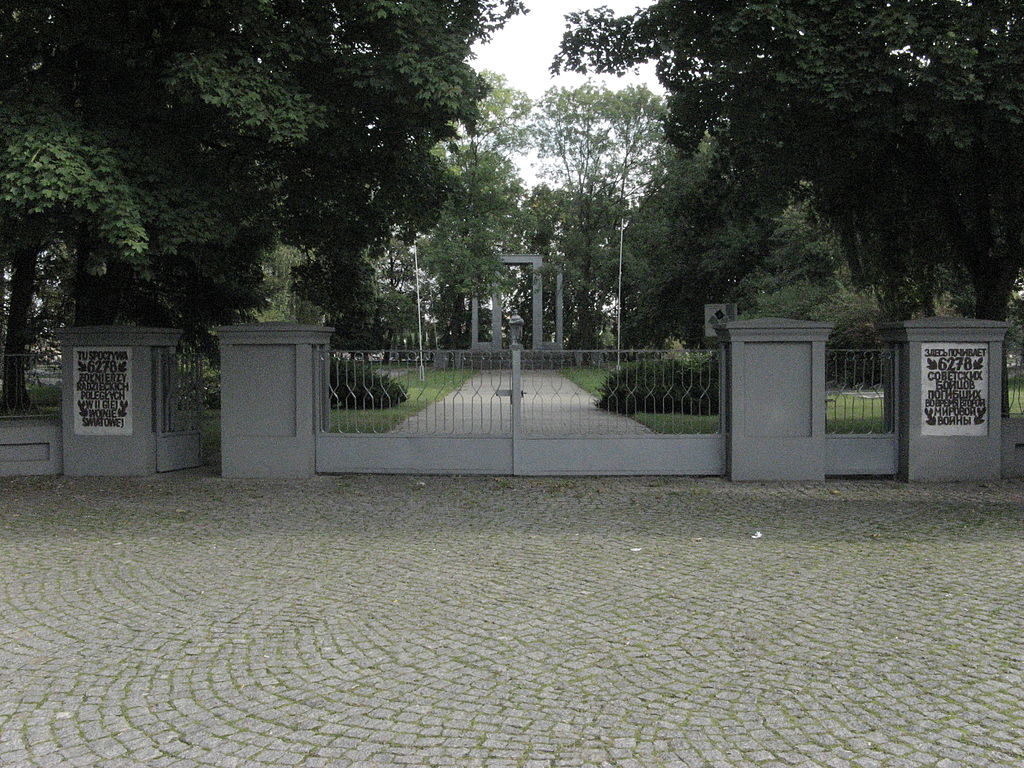 1024px-Cmentarz_wojenny_Armii_Radzieckiej,_Kluczbork.JPG