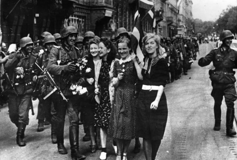 Bundesarchiv_Bild_183-L19397,_Lettland,_Riga,_Begrüßung_der_deutschen_Soldaten.jpg