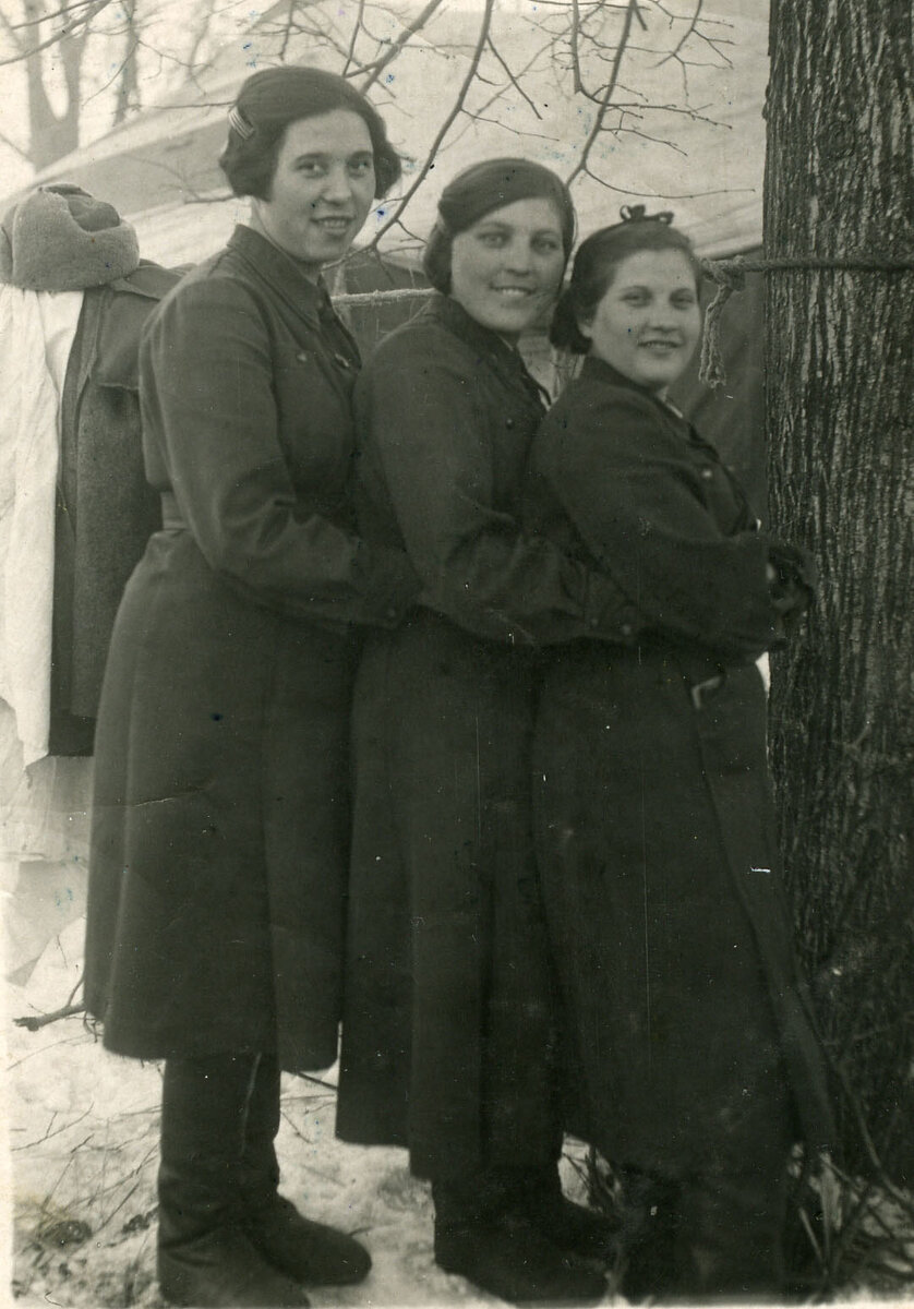 4.medsestry_nadya_radyuhina_tonya_chernyshova_i_n.somova._1_aprelya_1942_goda.jpg