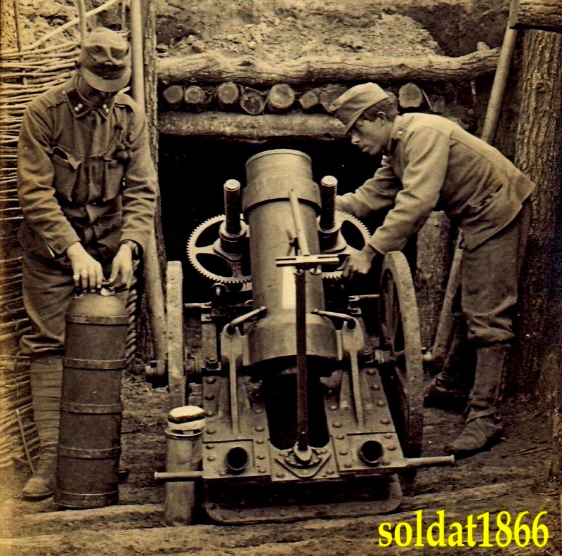 04_Австрийские артиллеристы заряжают миномёт =22.5cm BOHLER M15=.jpg
