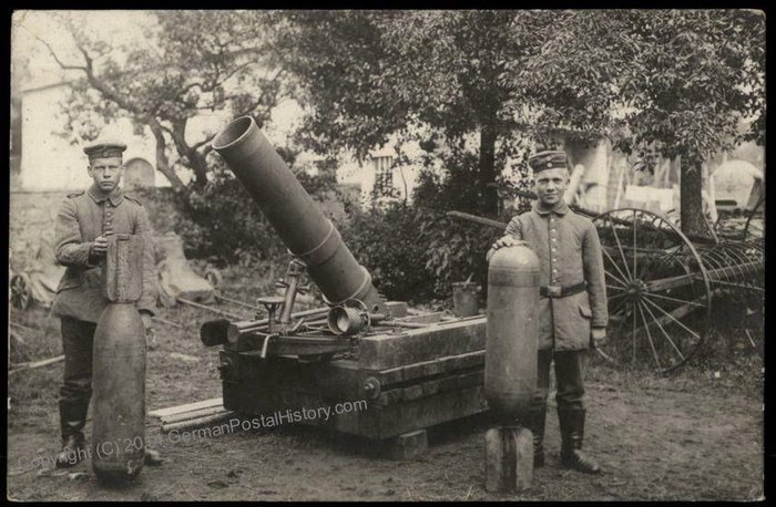 11_Немецкие солдаты у миномёта 24cm schwerer Flügelminenwerfer =Iko= с зарядами к нему.jpg