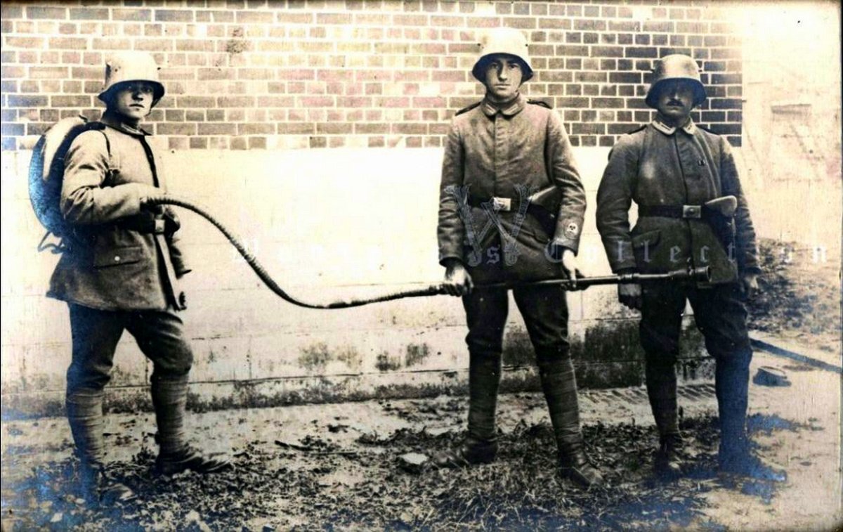 Огнемет_10_солдаты вооруженные огнеметом -Wex- обр. 1917 г..jpg