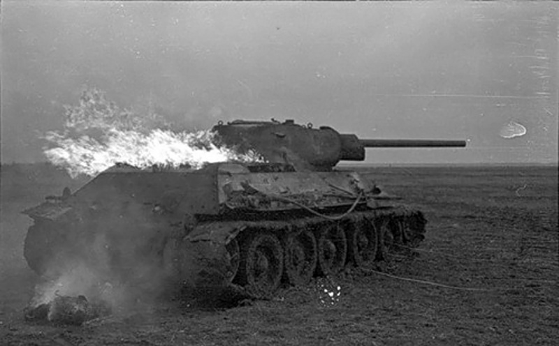 Горящий Т-34. Август 1942 г.  Позади танка - один из танкистов..jpg