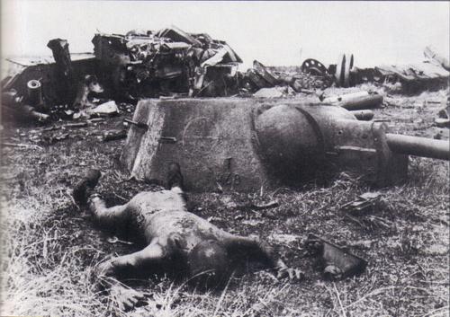 Лето 1943 г. в районе Орла. Взрывом бомбы с Т-34 сорвало башню..jpg