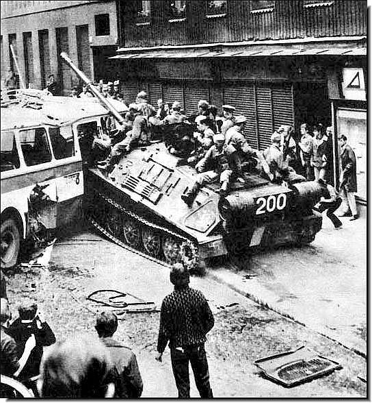 104303406_sovietinvasionczechoslovakia1968illustratedhistorypicturesimagesphotos020.jpg