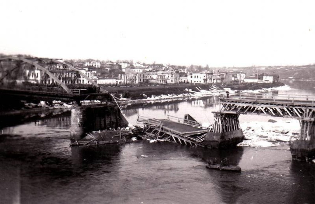 Старый арочный мост через Волгу, взорванный в октябре 1941 года при отступлении Красной Армии. 1942 год. Старый арочный мост через Волгу, взорванный в октябре 1941 года при отступлении Красной Армии. 1942 год.