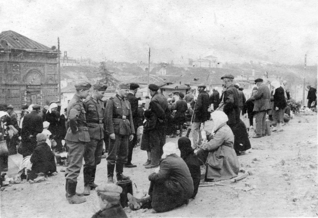 Толкучий рынок в Ржеве. Лето 1942 года. Толкучий рынок в Ржеве. Лето 1942 года.