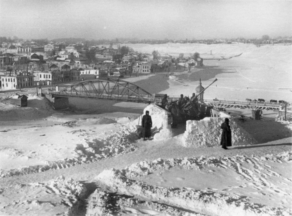 Немецкие зенитчики у моста через Волгу в оккупированном Ржеве. Конец 1942 года. Немецкие зенитчики у моста через Волгу в оккупированном Ржеве. Конец 1942 года.