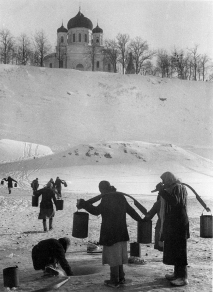 Женщины набирают воду из проруби на Волге в оккупированном Ржеве. 1942 год. Женщины набирают воду из проруби на Волге в оккупированном Ржеве. 1942 год.