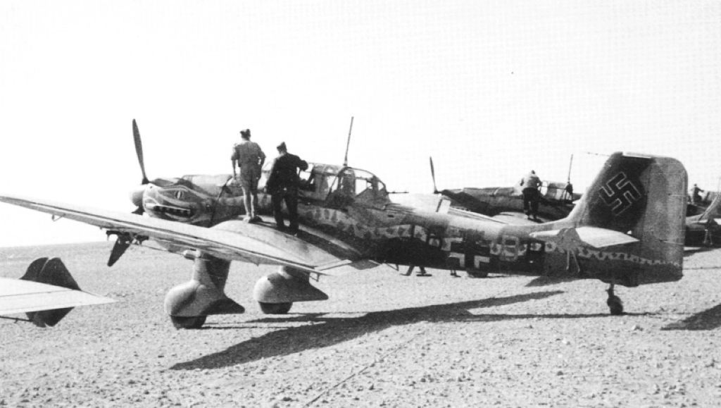 0_1 Ju-87 В-2. Африка. 1941г. лей-т Хуберт Пёльц.jpg