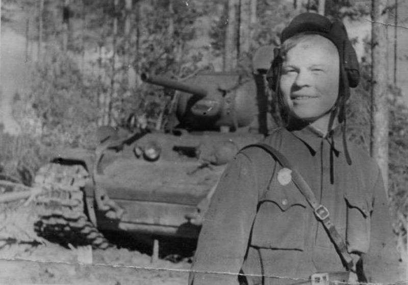 0_1 M_КВ-1 и поэт Сергей Орлов, командир танка 33-го ОГТПП.jpg