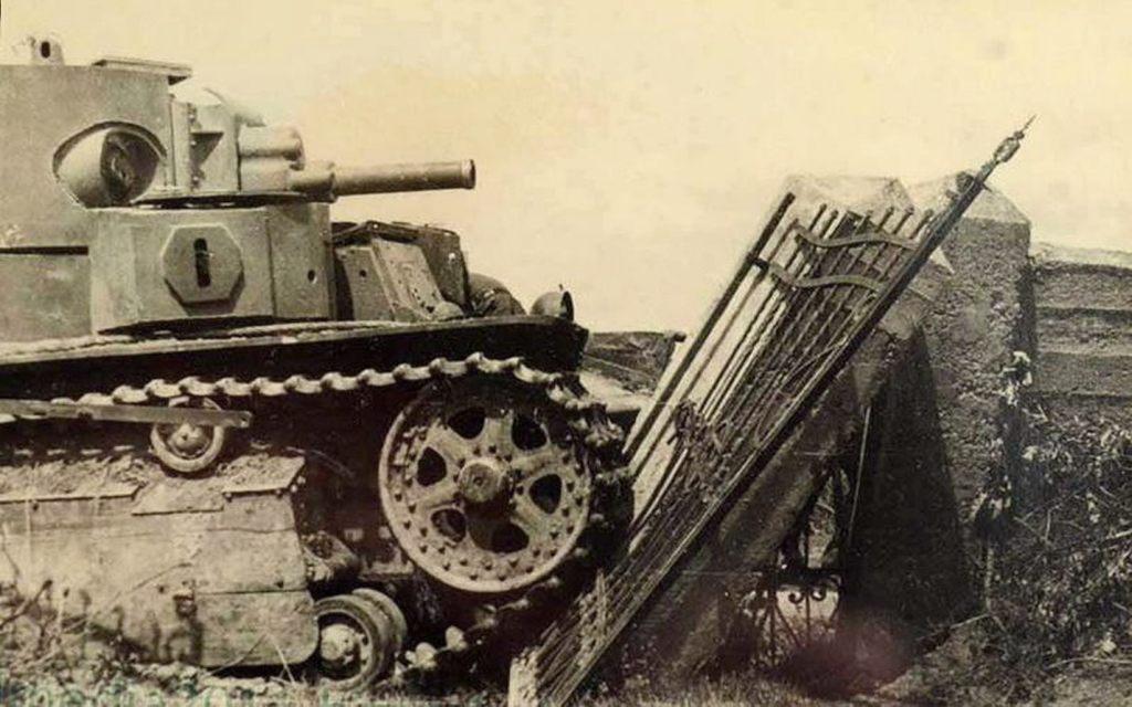най_Т-28 и железн. ворота.jpg