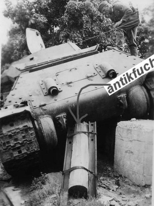 Т-34-76 СТЗ_Воронеж ул. Феоктистова. Парапет парка -Орлёнок--.jpg