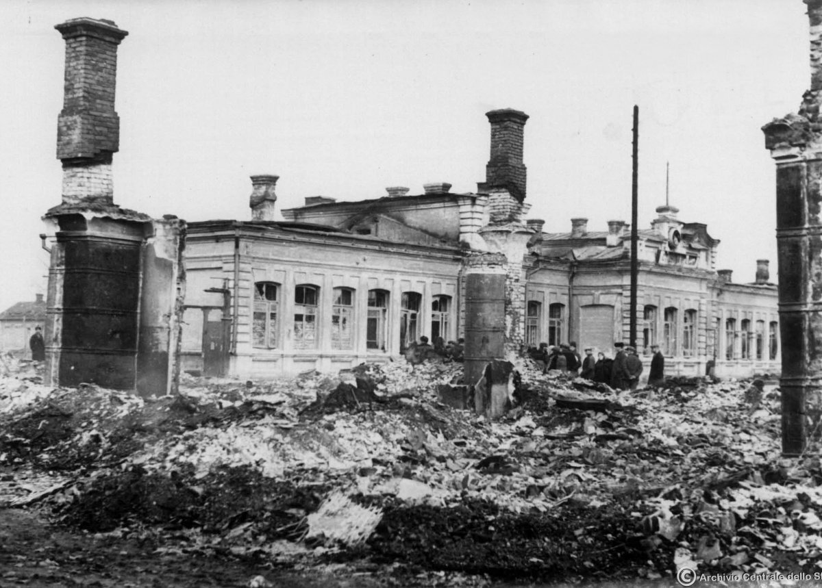 2_I danni dei bombardamenti a Stalino (Doneck) nell'autunno-inverno 1941.jpg