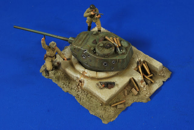 Verlinden’s Kit 2773 – 135th scale German T34 Turret Bunker, figures and Accessories  (37).jpg