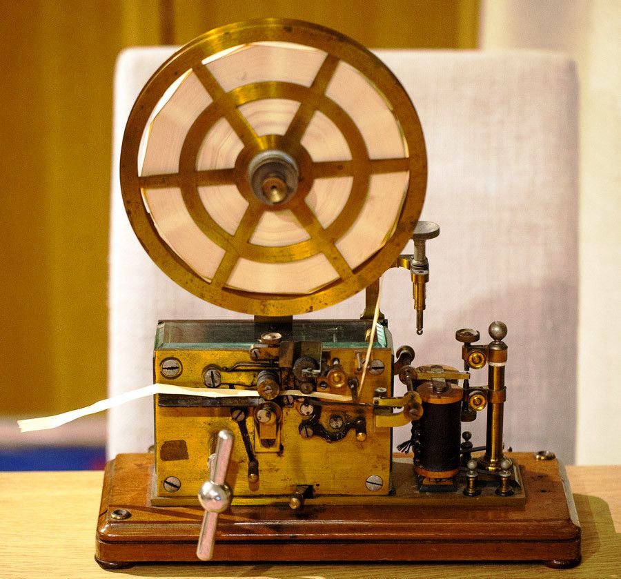 Радиотелеграф. Электромагнитный телеграфный аппарат 1837. Электромагнитный Телеграф Морзе. Первый электромагнитный Телеграф Морзе. Релейный телеграфный аппарат Морзе.
