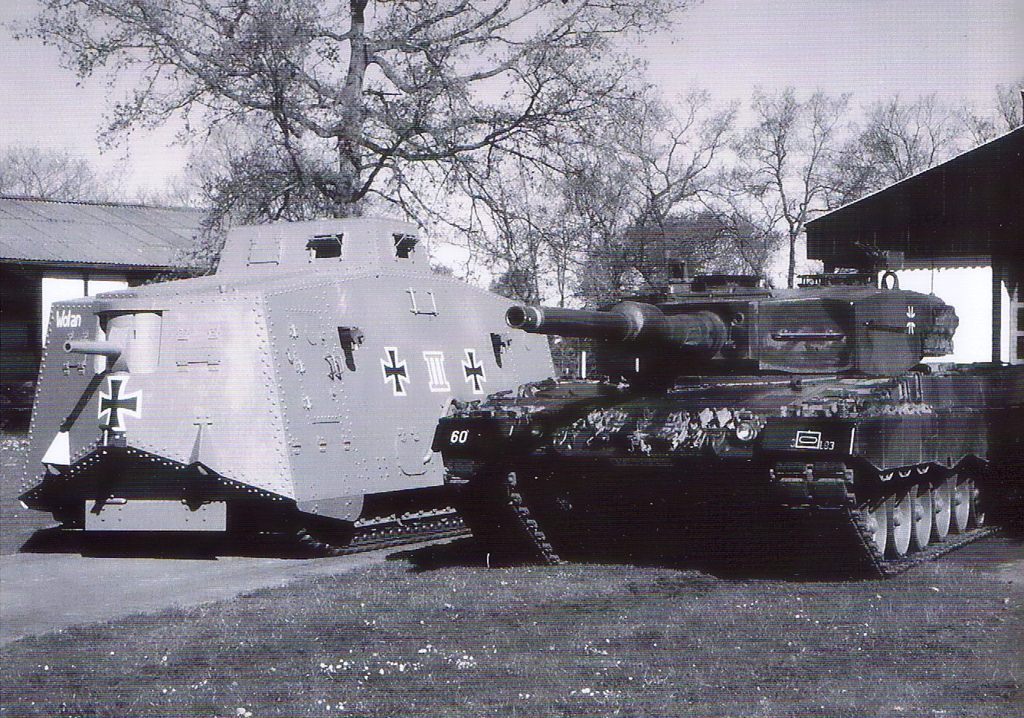 0_ A7V -Wotan- und Leopard.jpg