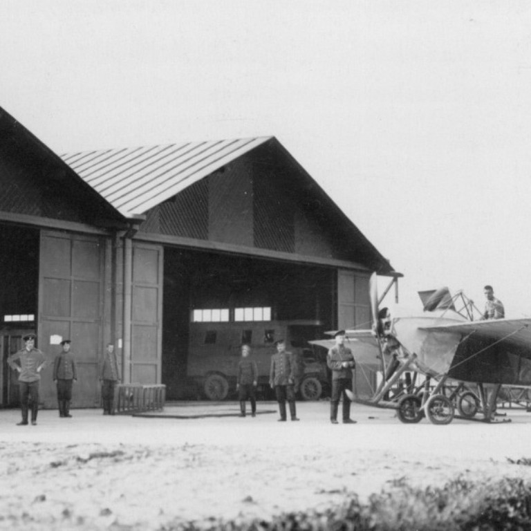 8b.Nyupor-u-angarov-Gatchinskogo-aerodroma.-1913-g.-600x600.jpg