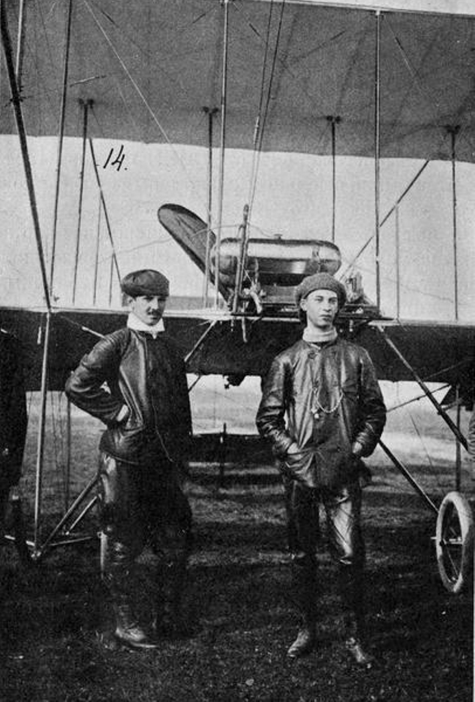12.Aviator-A.A.Agafonov-sleva-i-passazhir-F.F.Kolchin-v-Novgorode.-406x600.jpg