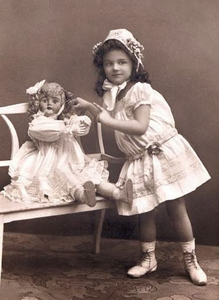 Старинные дети. Старые с девочками. Старая девочка. Близняшки старые. Фотосессия бабушки и внучки.