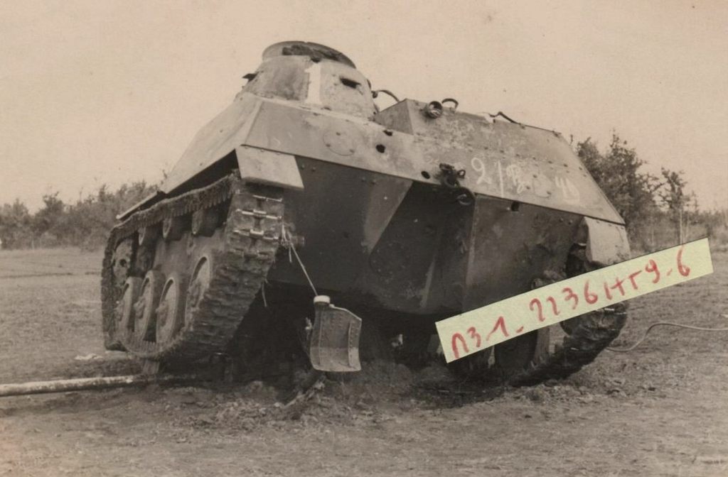 най_22.09.41- т-30 из 1 тбр подбит саперами -Pionier Btl.49 из 10 PzDiv.jpg