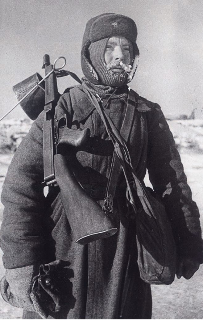 Сград_Русский солдат_Thompson PKKA_1942г.jpg