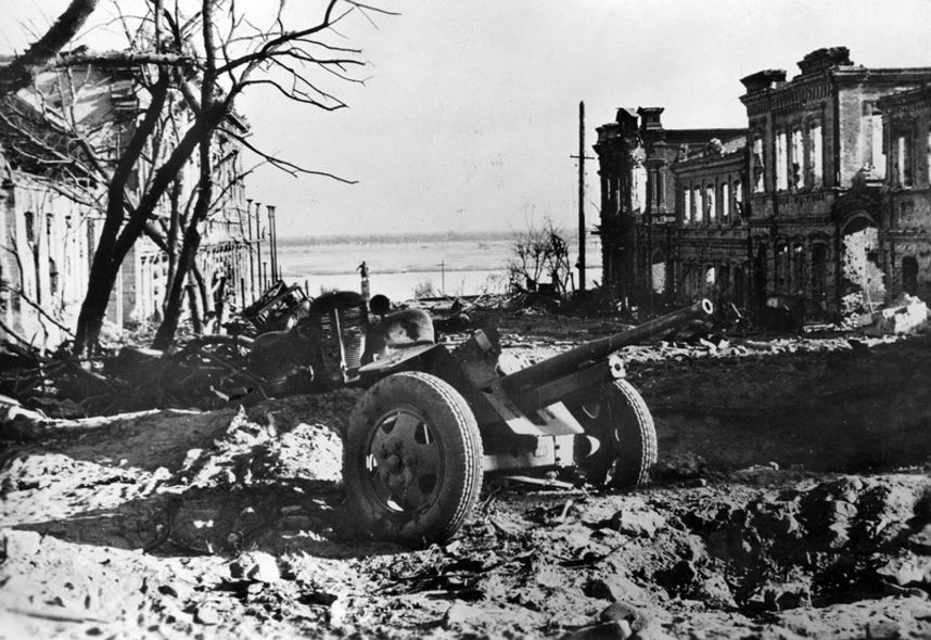 Сград_45мм ПТО_разбит-ул.ленина С-град-октяб.1942г.JPG