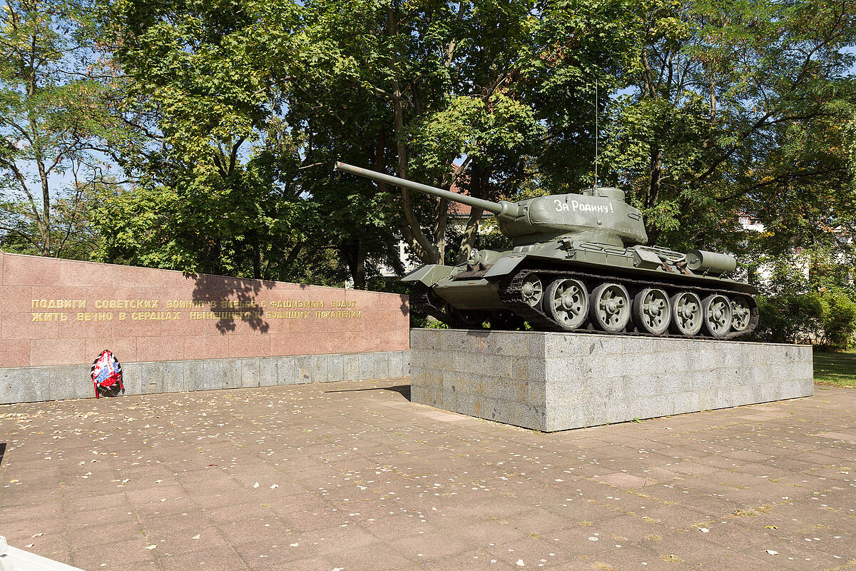 Denkmal_mit_sowjetischem_T34_Panzer.jpg