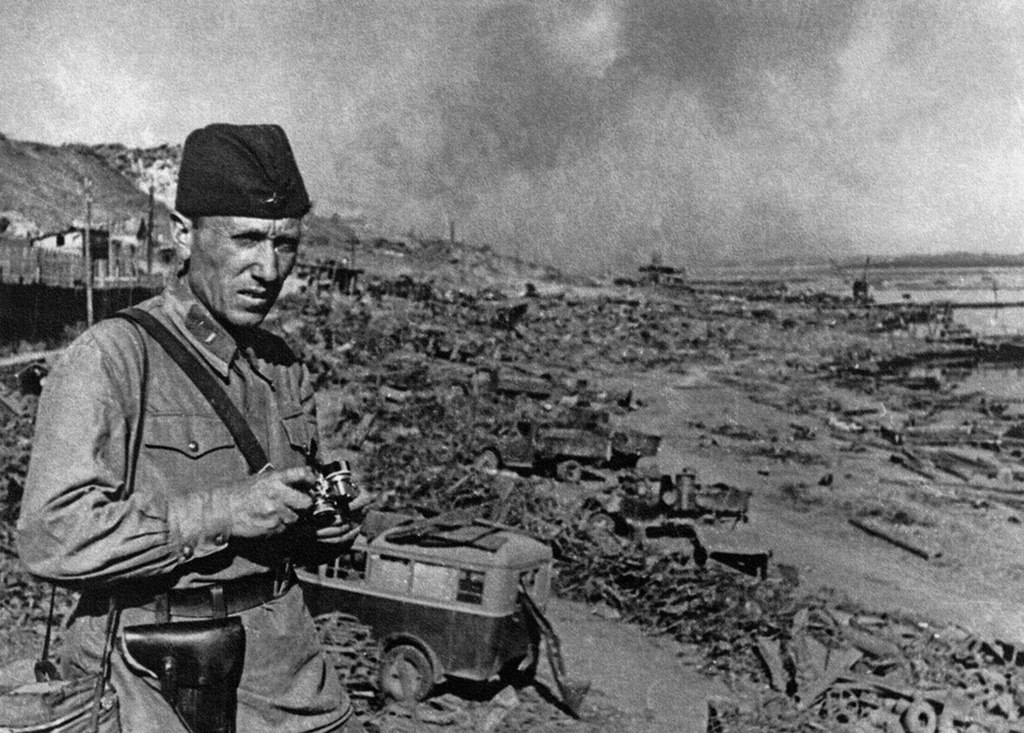 Сград_Фотокорреспондент Аркадий Шайхет в Сталинграде. 1942 г.jpg