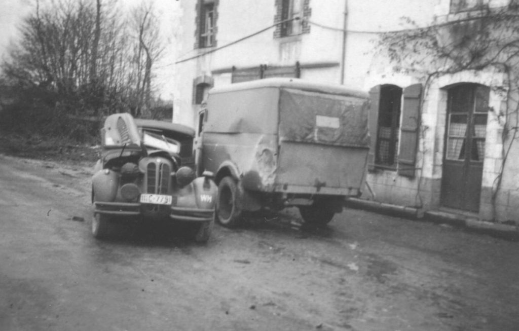 0 _BMW-320 после столкновения с грузовиком Ford-BB на улице французского городка.jpg