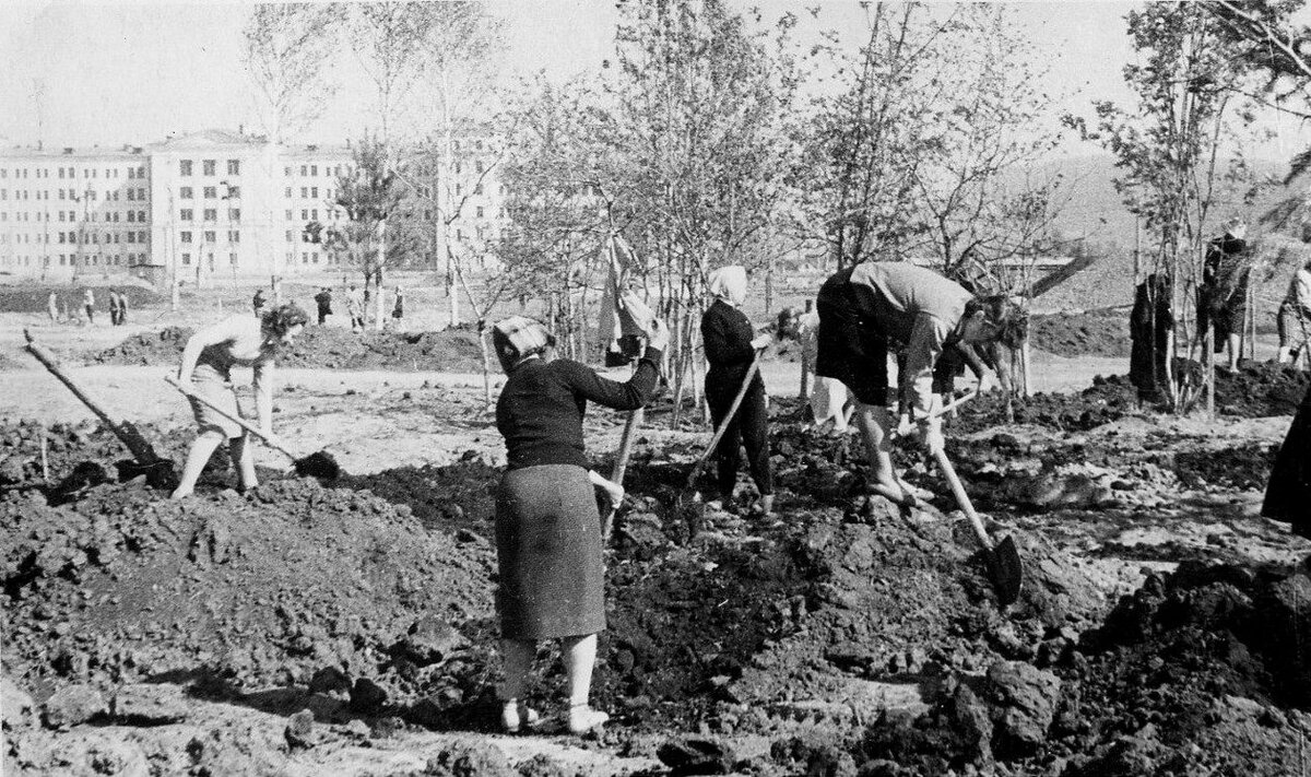 Сталинск-закладка парка.jpg