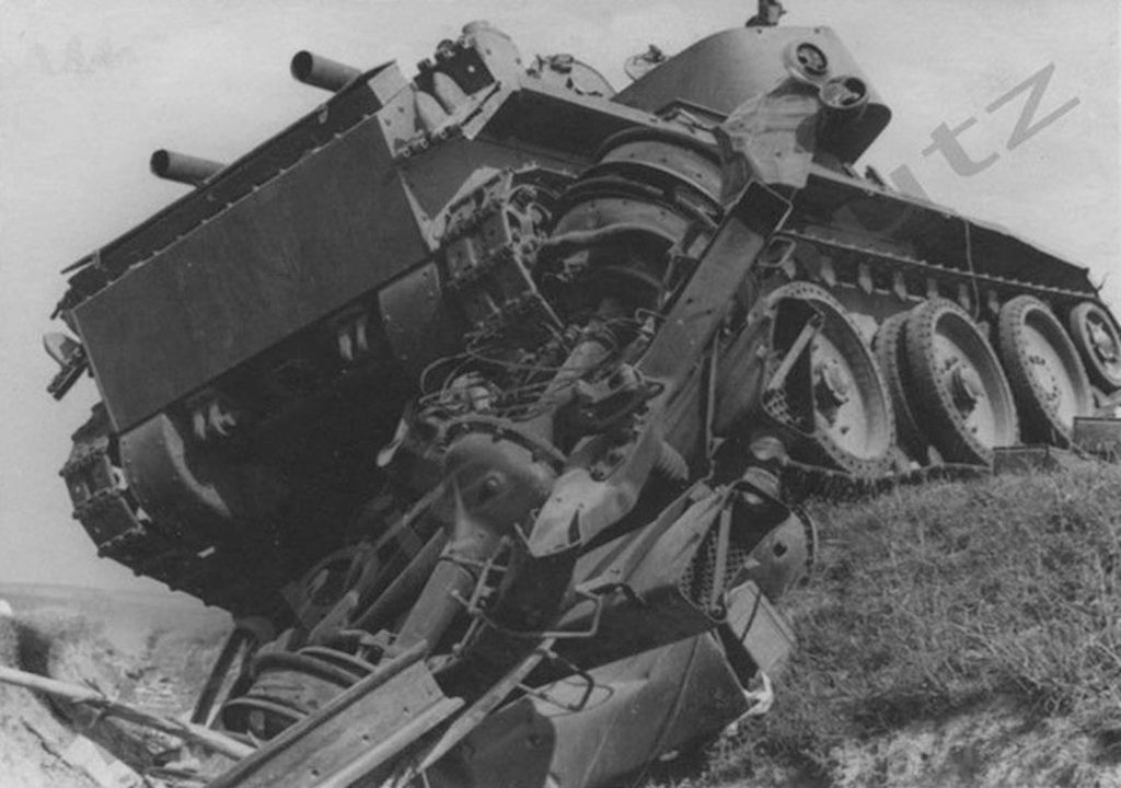 най_БТ-7 и грз-к_1941 июнь - Strasse des Grauens vor Wolkowysk.jpg