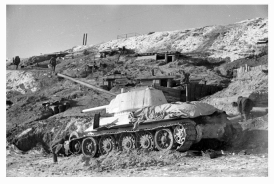 Т-34-76 на берегу Волги_Ст-град.jpg
