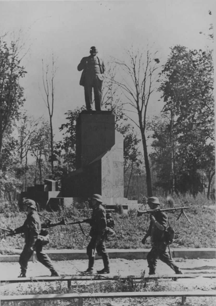 0 _ h ба10 новгород-пам-к Л на Софийской площ Новгорода.jpg
