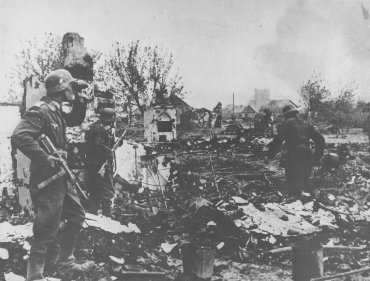 0 _ h С-град_на руинах домов Ворошиловского р-на сент-окт1942 г.jpg