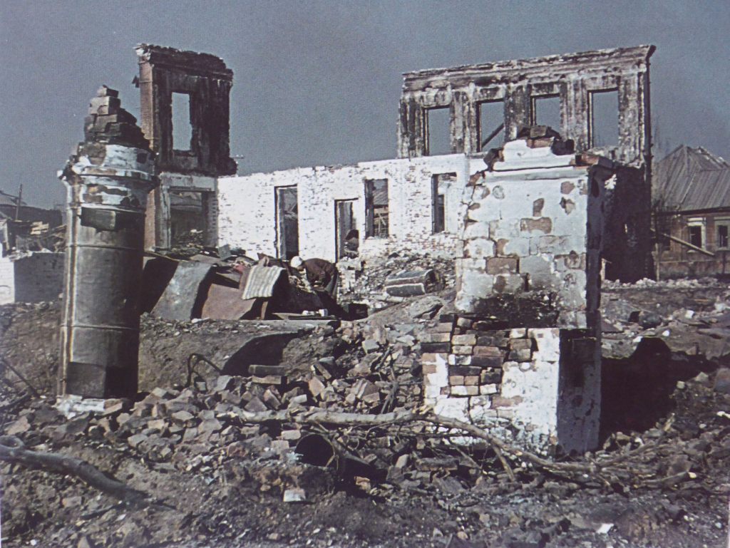 0 _ h С-град-Русская женщина и разрушен дом-(Ганс Экле)1942г.jpg