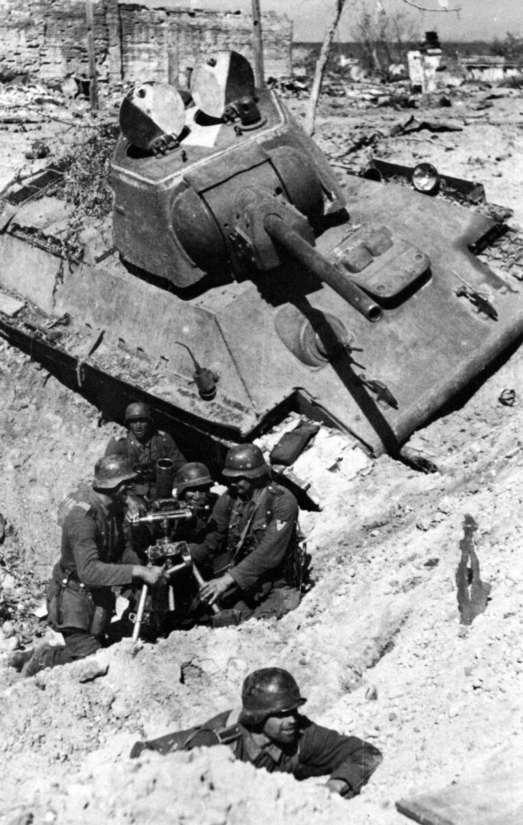 0 _ h С-градТ-34 (обр.1942)26-й т.б., подбит в р-не ул.Елецкой.1942.jpg