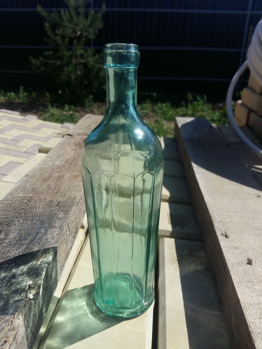 Бутылки советских времен. Бутылка САЗ 0,25. Бутылка граненая СЗМ. Старинная граненая бутылка. Бутылка стеклянная граненая.