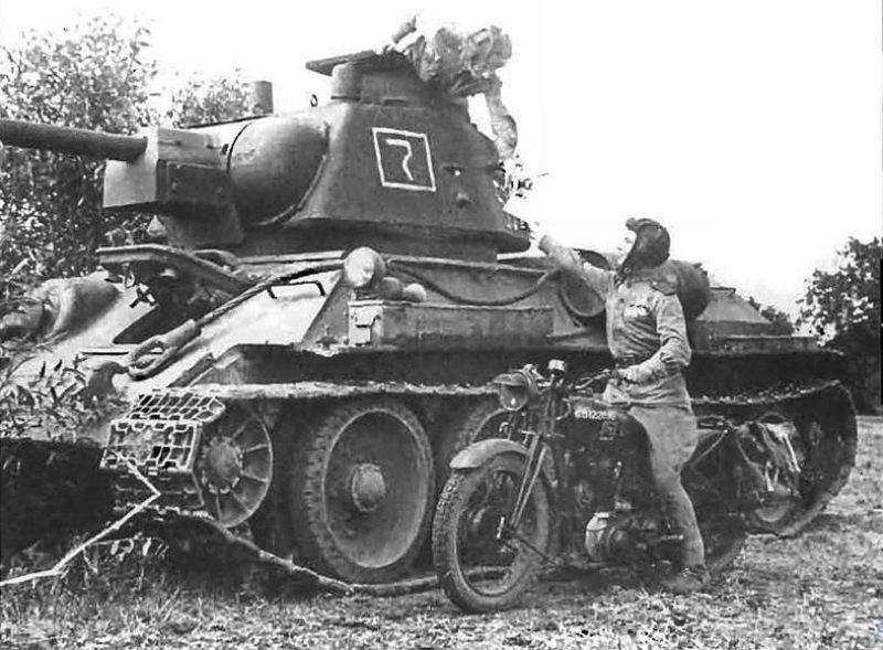 0_Т-34-76_№ 7_13-я Гв. мбр_4й Гв. МК_Румыния 1944г.jpg