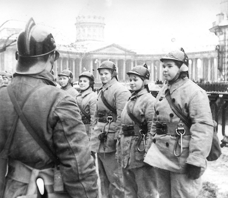 !Пожарные_Л-градского комсомольского п-пожар. полка на набережной канала Грибоедова.jpg