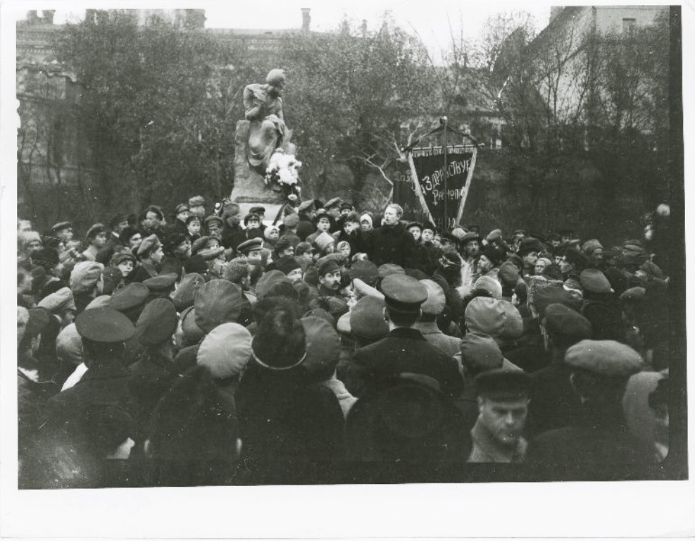 Митинг открытие памятника. Памятник Кольцову 1918 в Москве. Есенин на открытии памятника Кольцову в Москве.