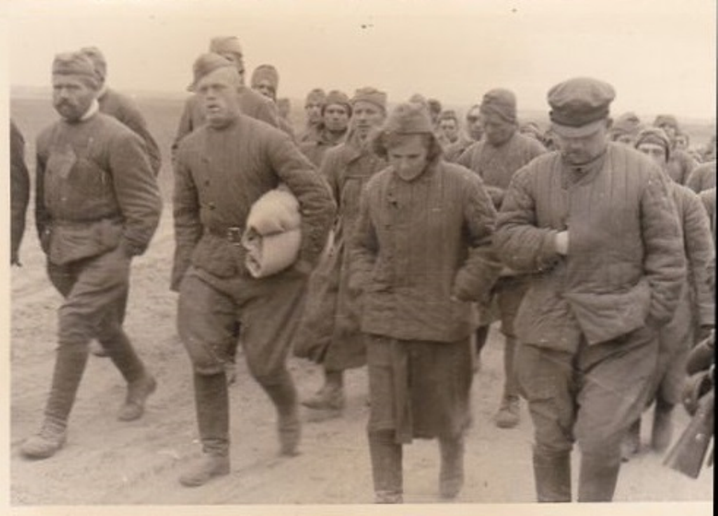 Российские военнопленные. Красноармейцы в плену у немцев. Пленные советские женщины. Военнопленные последние новости
