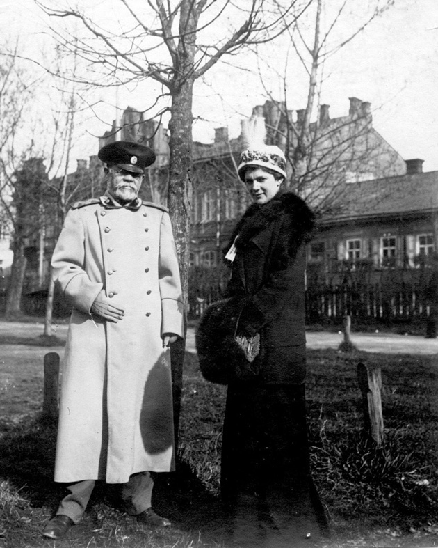 Александр Иванович c Антониной Александровной (1910 г.).jpg