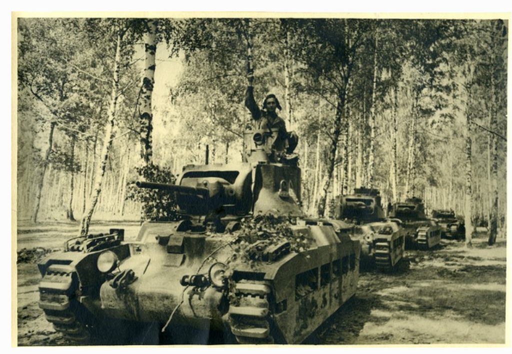 00Matilda II РККА_марш по просеке.jpg