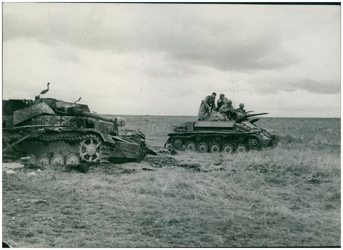 00Т-70 и разбитый  Pz.IV_1943г.jpg
