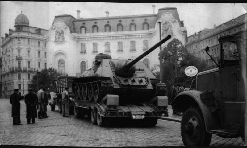 СУшку увозят с площади в Арсенал.jpg